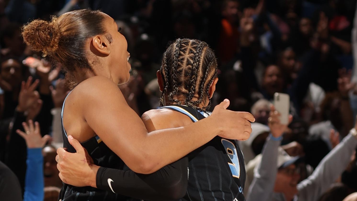 'My goodness!' Sydney Taylor's 3 wins it for Chicago with 0.9 left on clock