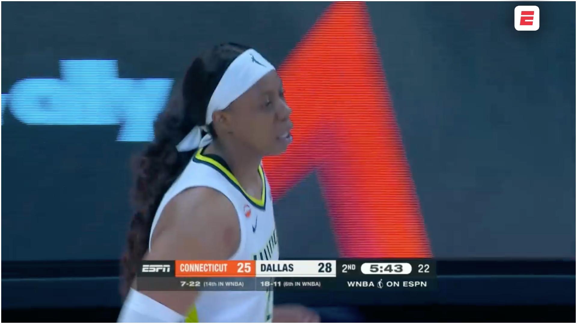Arike Ogunbowale encesta un triple con estilo