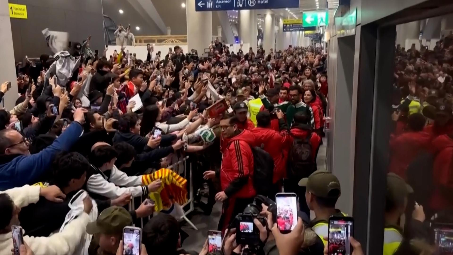 Vozinha mobbed by fans as he arrives in Chile to join Colo Colo