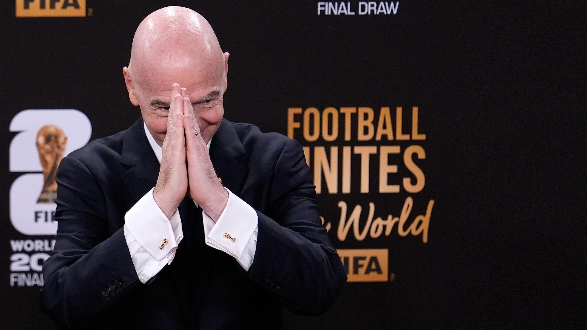 Luis Figo pide renuncia de Infantino a FIFA