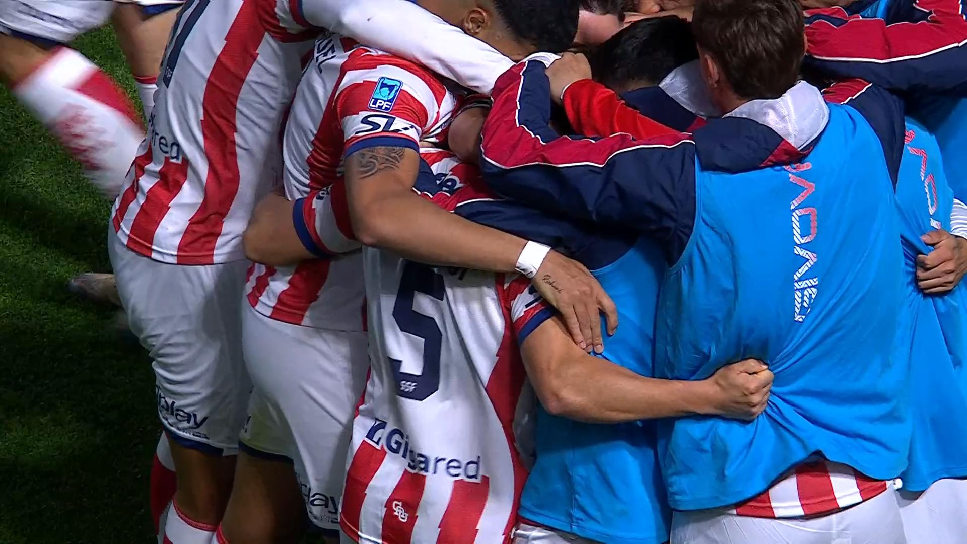 ¡La puso contra el palo! Golazo de Menossi para el 1 a 0 de Unión