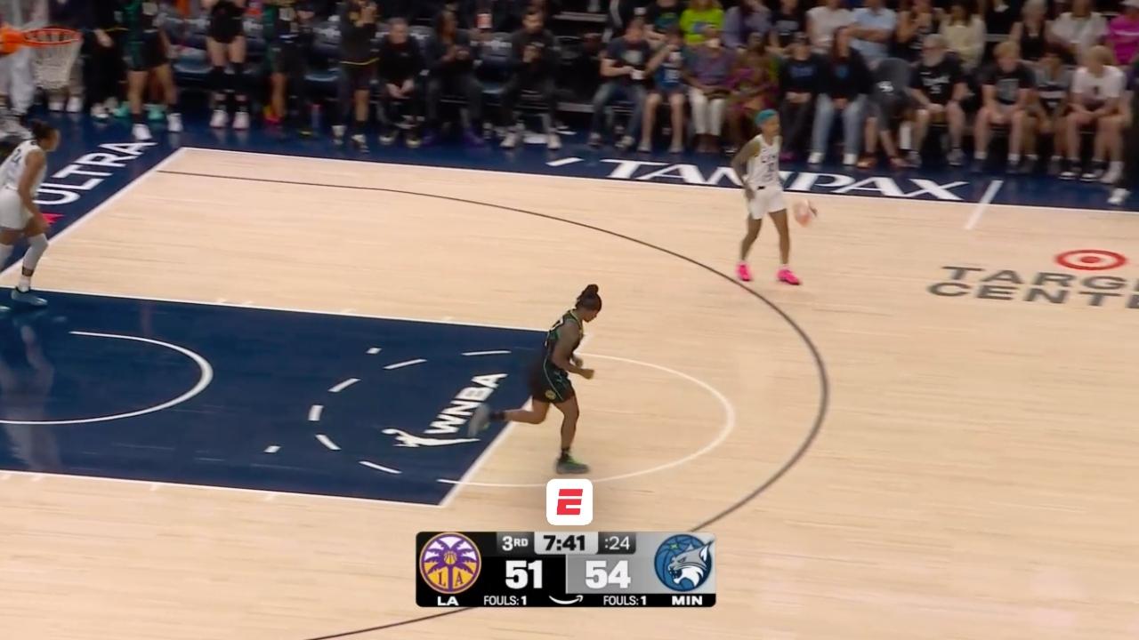 Ariel Atkins reparte una asistencia clave