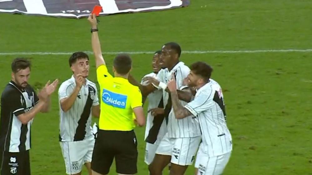 Expulso! Julio sofre o segundo amarelo aos 20 minutos de jogo e desfalca a Ponte Preta; VEJA