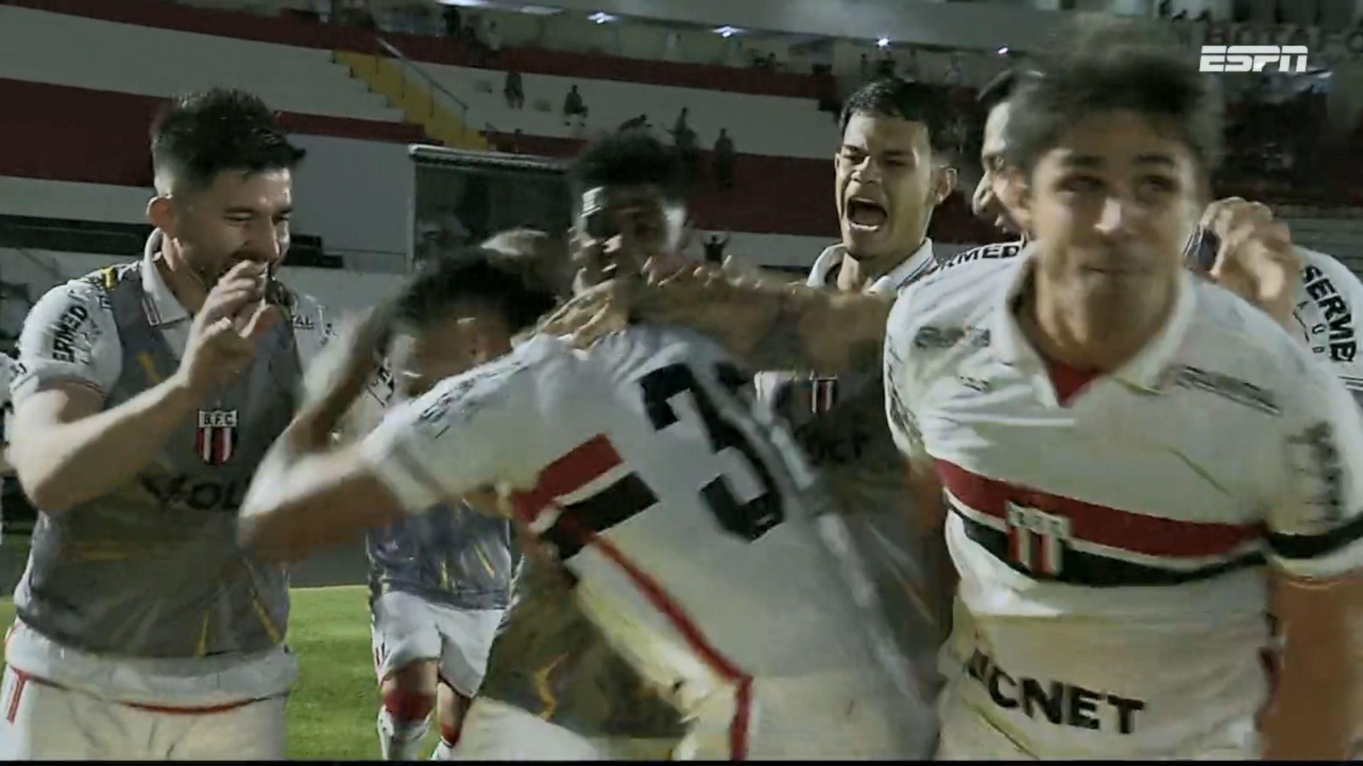 Gol do Botafogo-SP! QUE LAMBANÇA! Filipe Dahora se atrapalha e enche o pé nas próprias redes