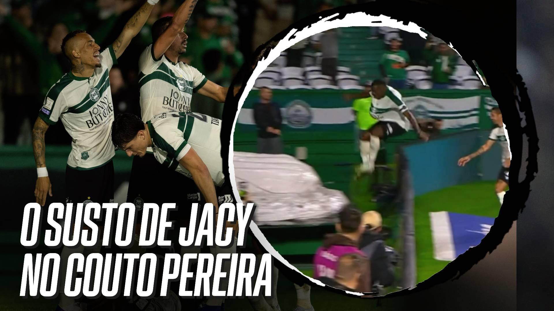 Jacy vai à loucura após gol pelo Coritiba, salta placa de publicidade e 'some' após cair em túnel; lance foi anulado