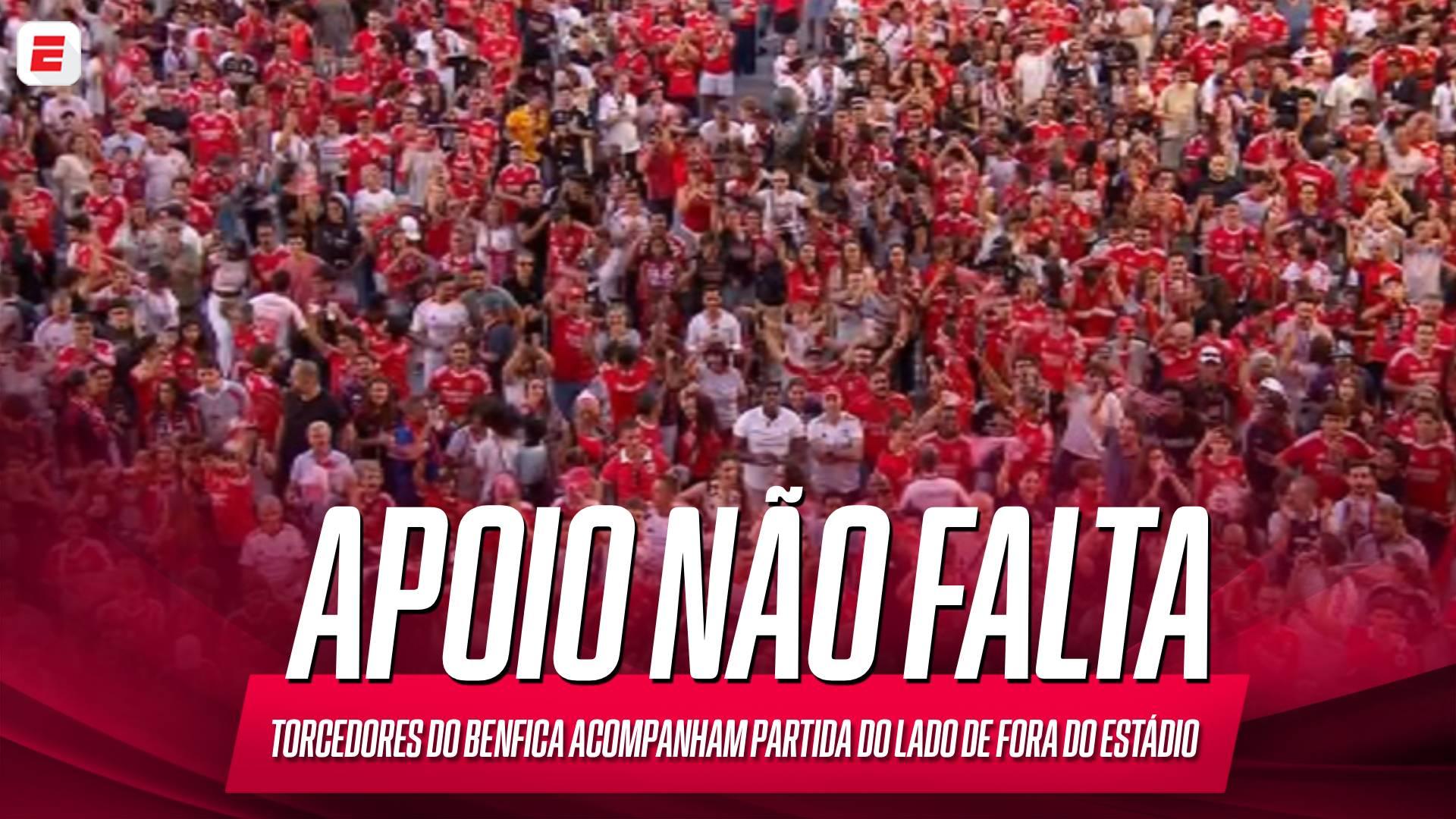Torcedores do Benfica fazem festa nos arredores do estádio e acompanham estreia do clube no Campeonato Português, com portões fechados
