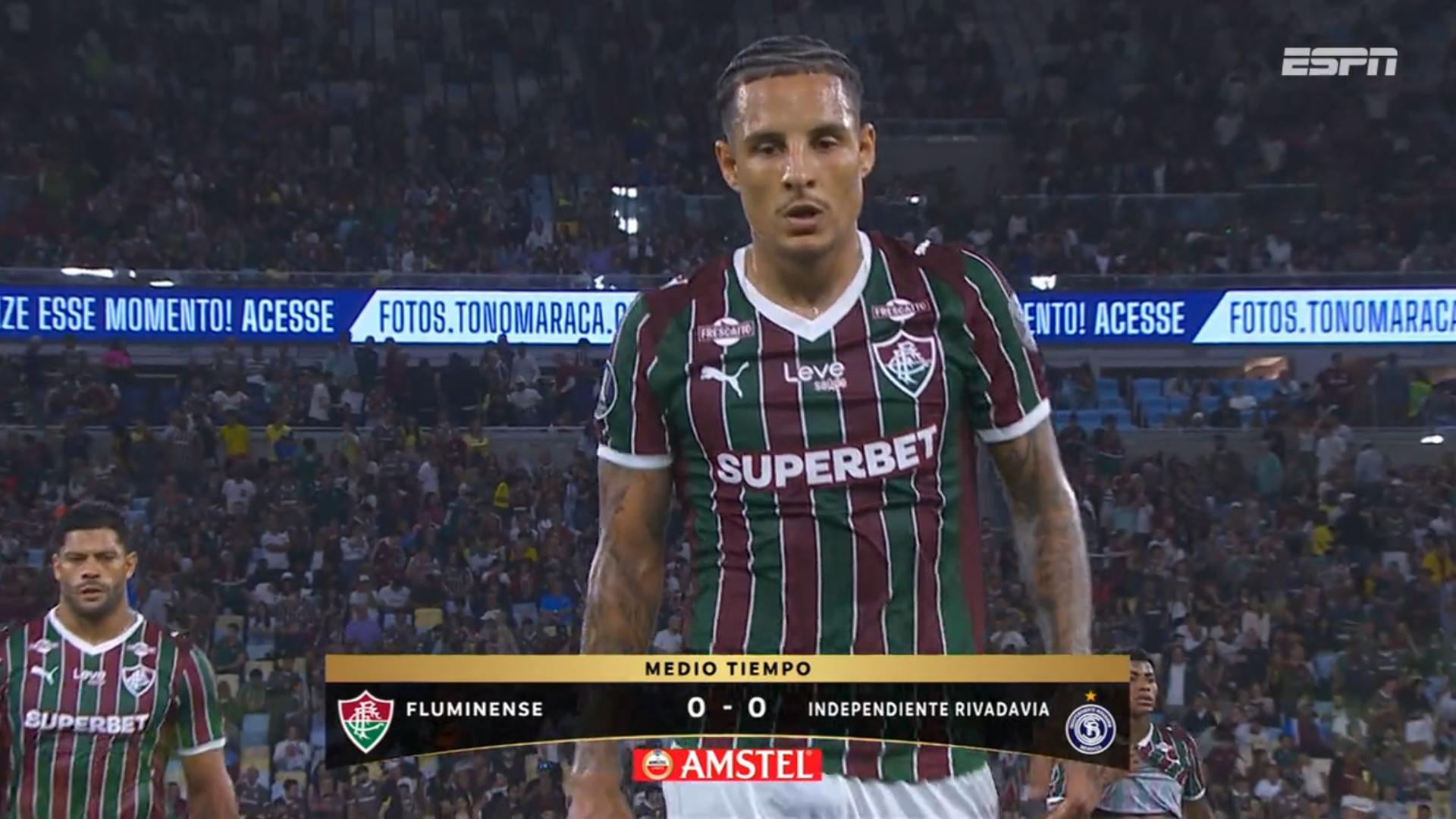VAIAS NO INTERVALO! Torcida do Fluminense protesta após o primeiro tempo sem gols contra o Rivadavia