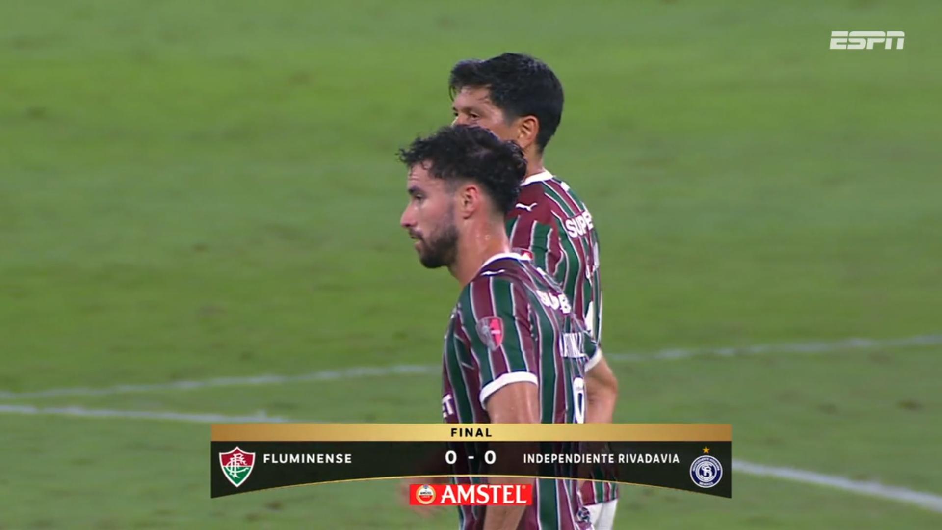 'TIME SEM VERGONHA'! Torcida do Fluminense protesta após empate sem gols com o Rivadavia pela Libertadores