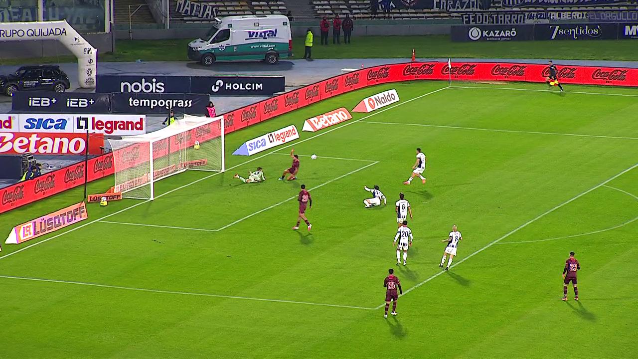 Unsain evitó el gol de Carrera y salvó a Talleres