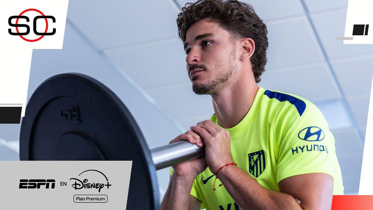 Julián Álvarez llegó al entrenamiento acompañado por uno de sus agentes