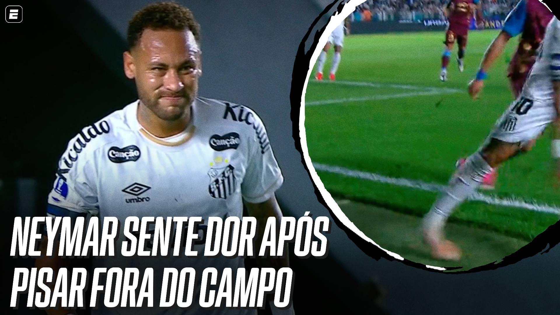 Neymar sente o pé após pisar fora do campo em Santos x Macará, volta com expressão de dor e coloca a mão no tornozelo