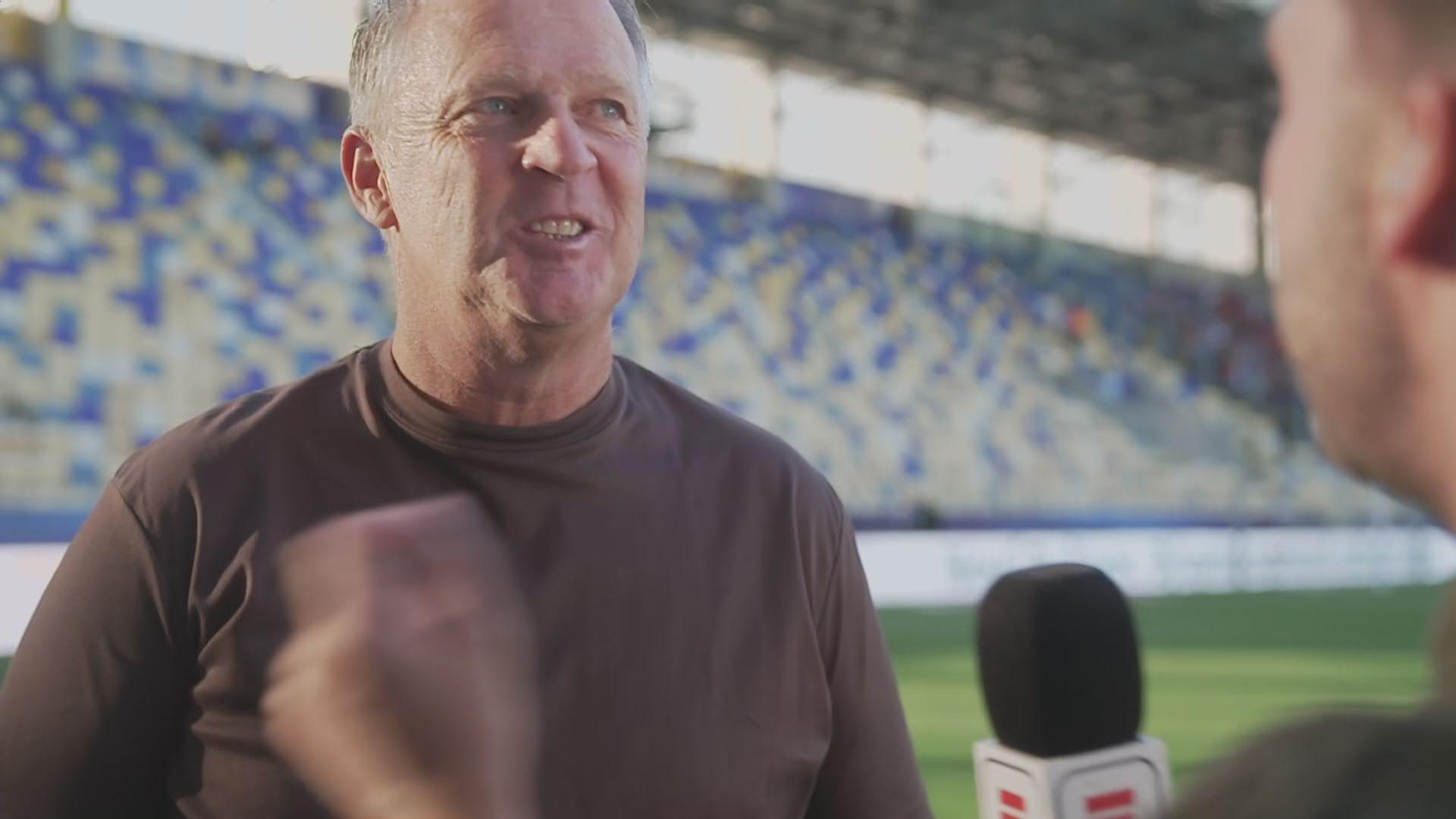 Van den Brom wil niet praten over B-eltal: "Ik vind dat Denigrerend voor de groep"