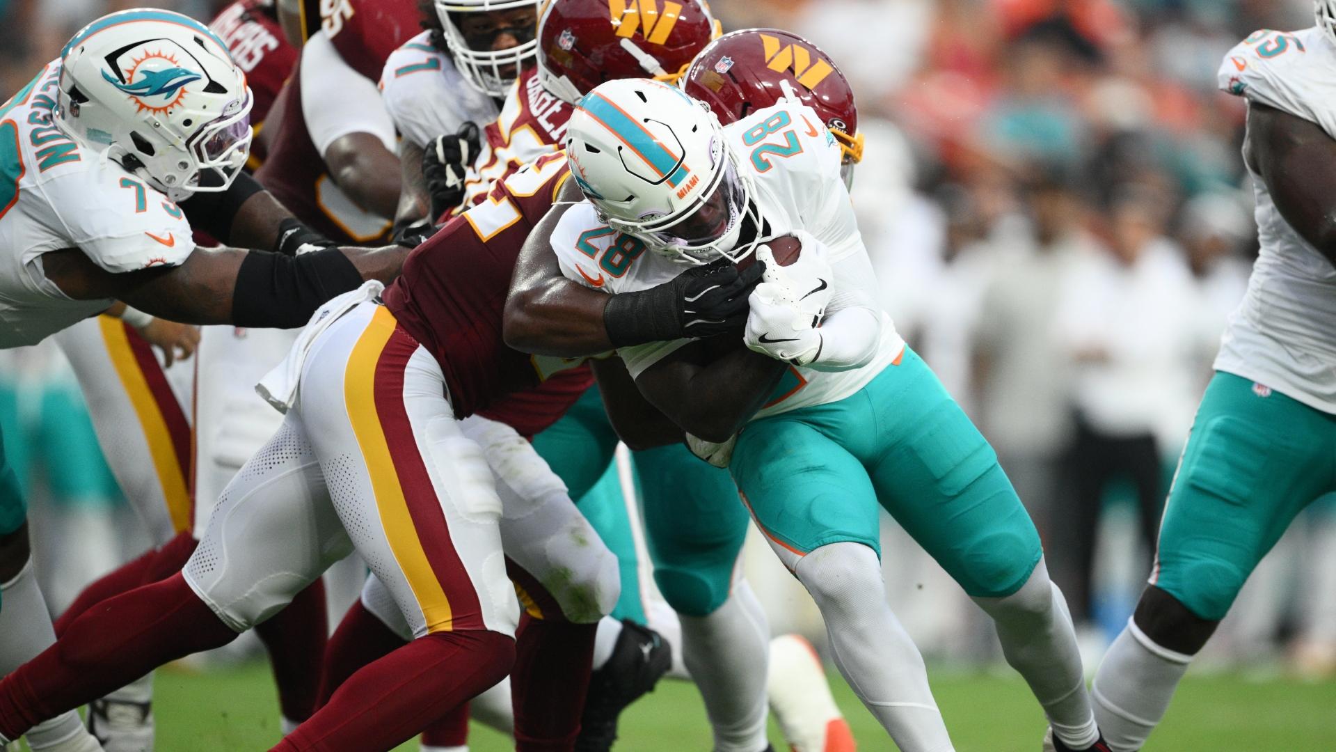 De'Von Achane rompe la resistencia defensiva y anota para Miami
