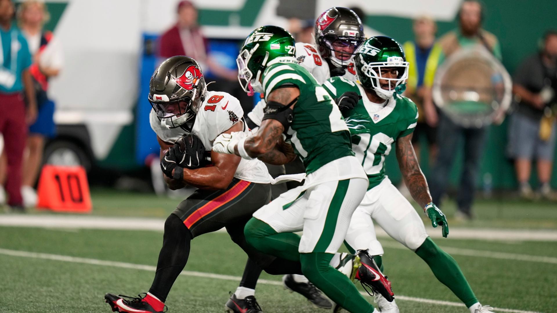 Josh Williams encuentra el hueco y anota para los Bucs