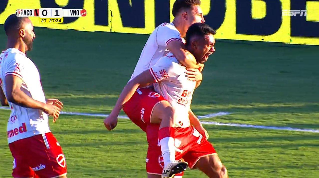 Segundo gol do Vila Nova! Dudu anota golaço de falta amplia contra o Atlético-GO no dérbi goiano; VEJA