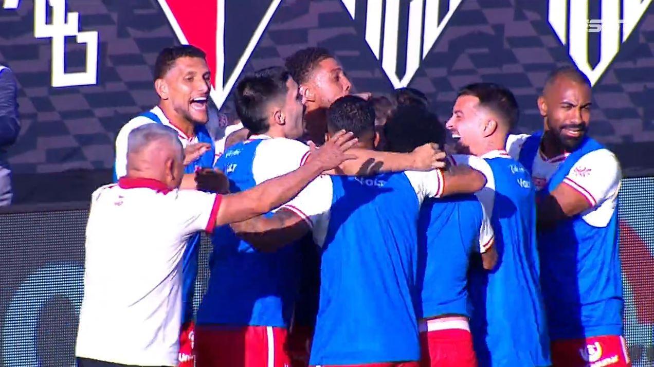 Gol do Vila Nova! João Vieira abre o placar contra o Atlético-GO nos acréscimos da primeira etapa