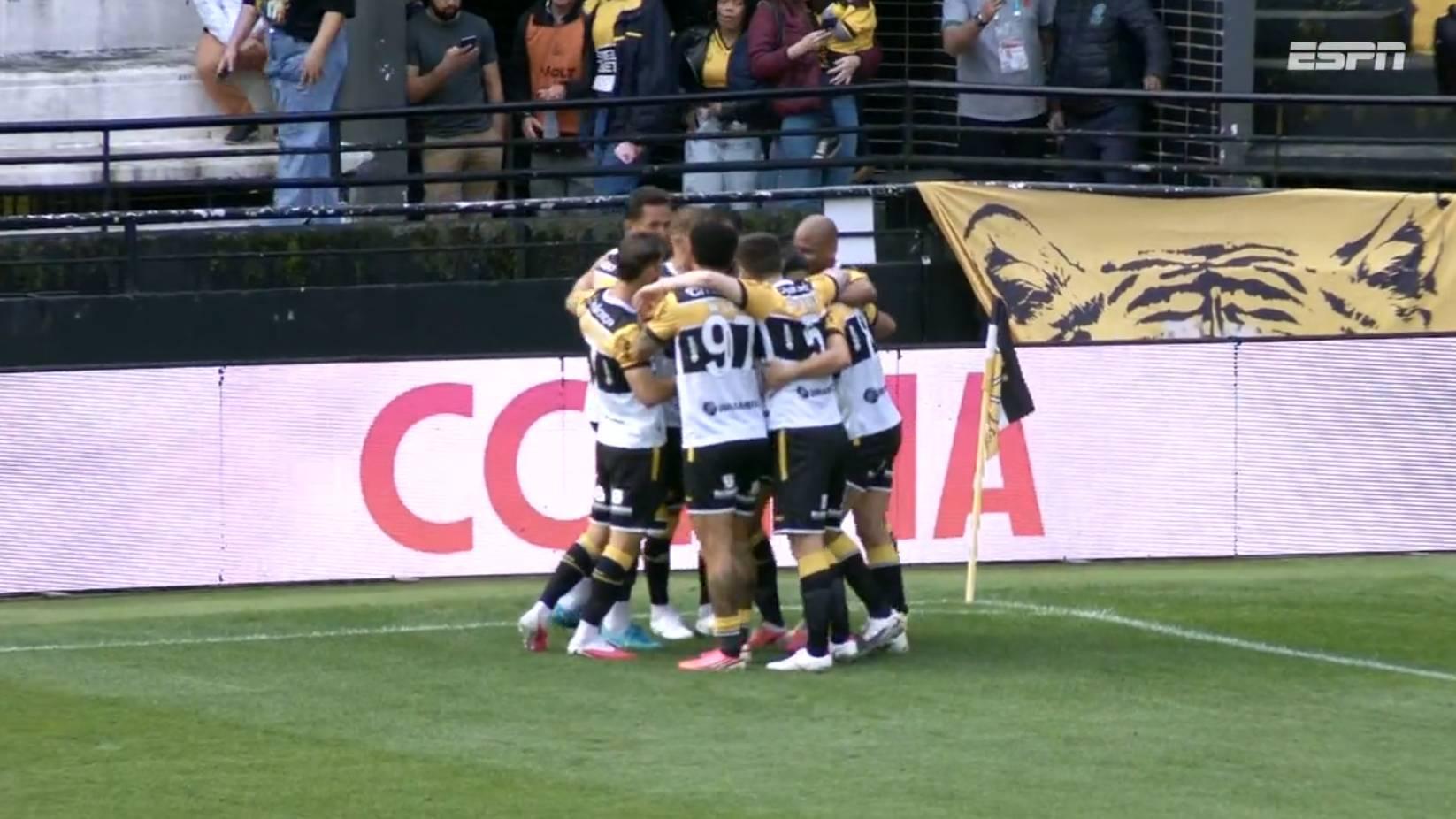 Gol do Criciúma! Luciano Castán sobe mais que todo mundo, cabeceia e faz 1 a no Goiás