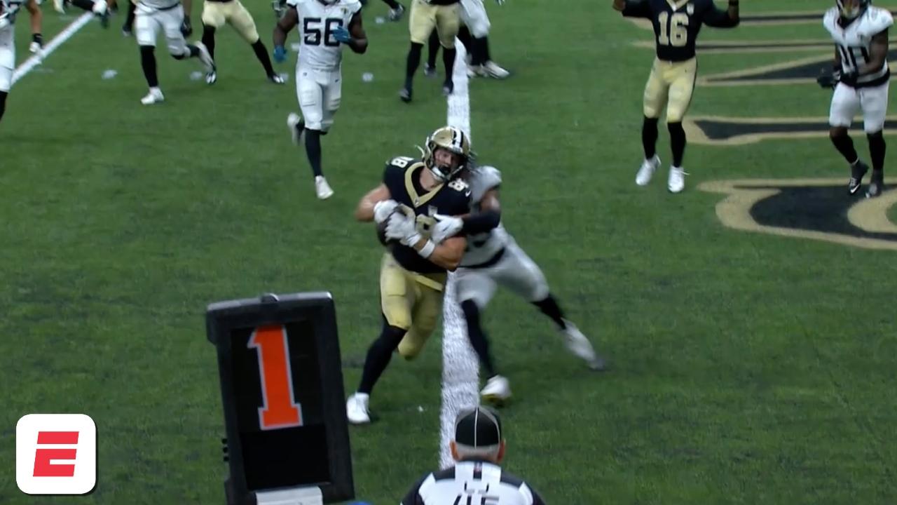 Oscar Delp atrapa el pase para touchdown