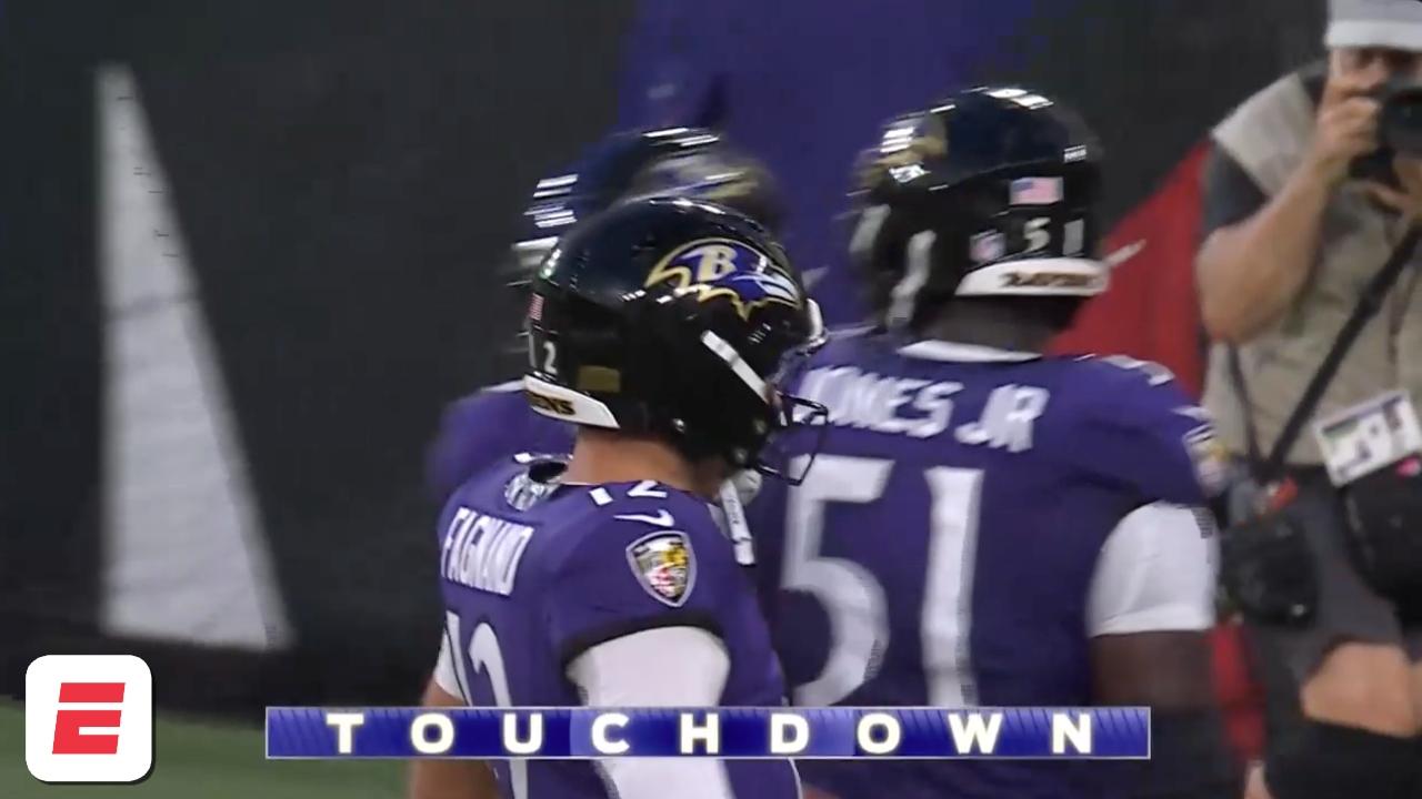 Ja'Kobi Lane atrapa el pase para touchdown