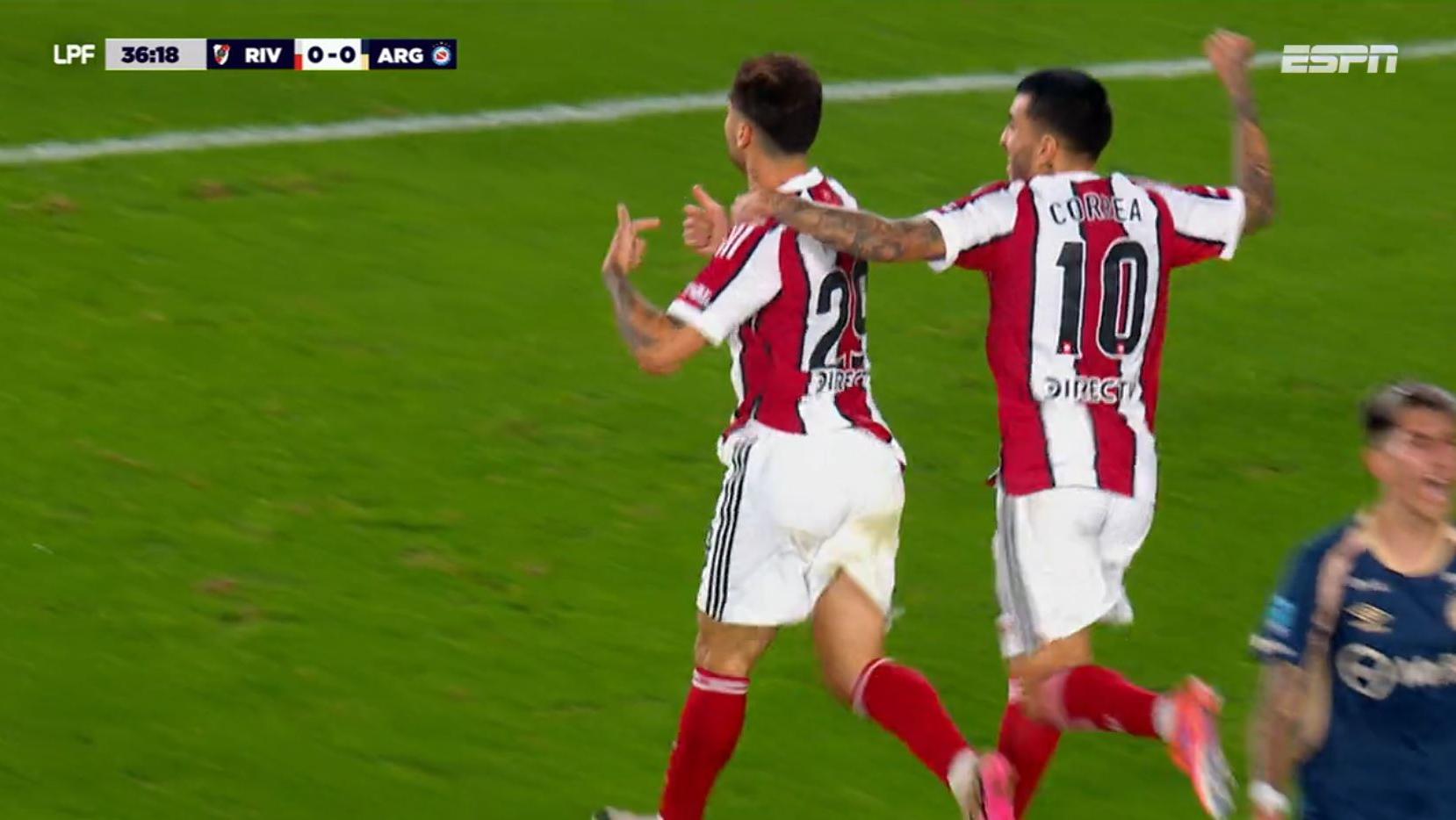 Gol do River Plate! Almada divide bola com a defesa, e Montiel aproveita a sobra para abrir o placar; VEJA