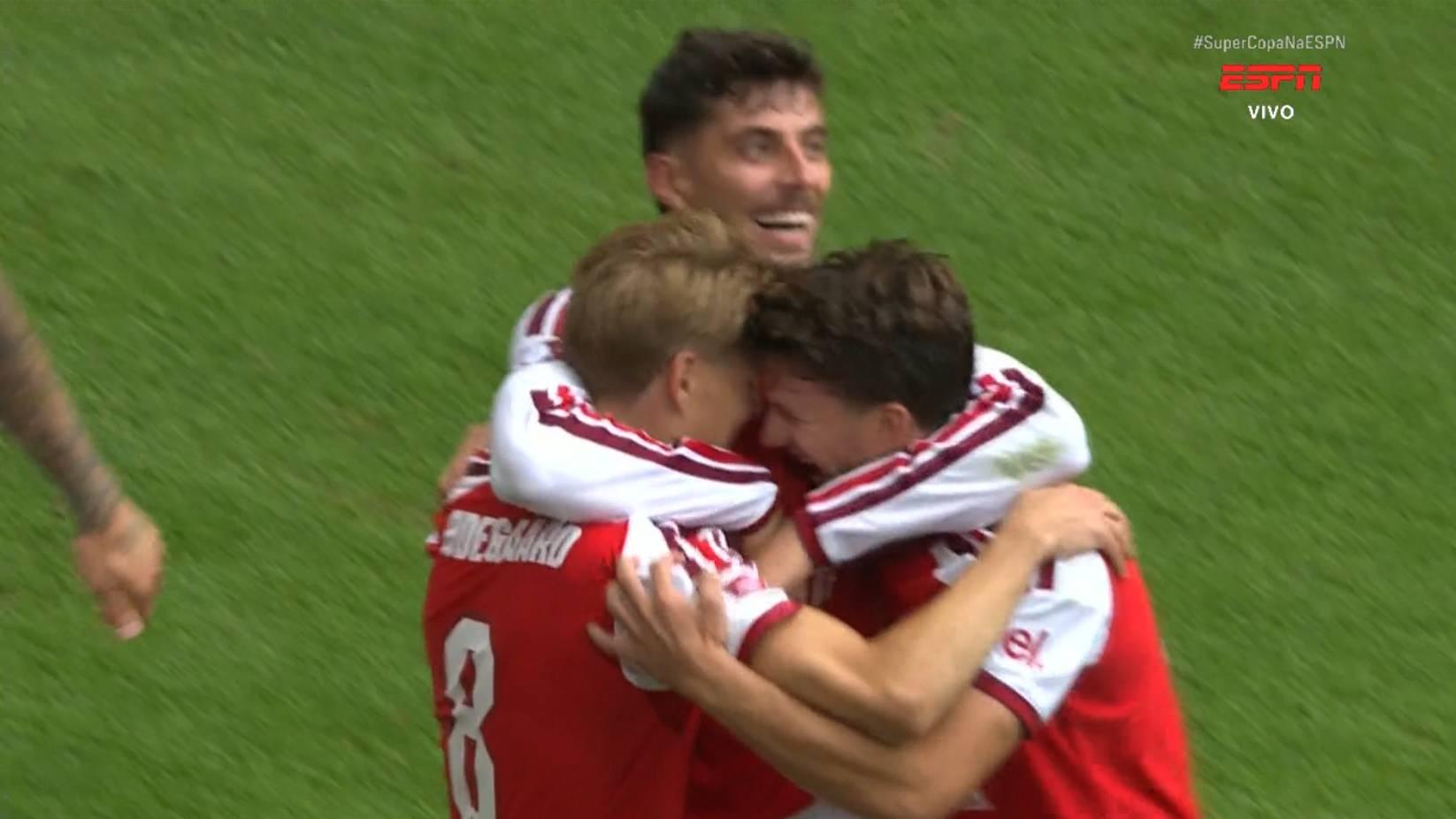 Gol do Arsenal! Odegaard recebe lindo passe de Tzolis, 'dança' para cima da defesa do City e faz 3 a 0 na final da Supercopa da Inglaterra