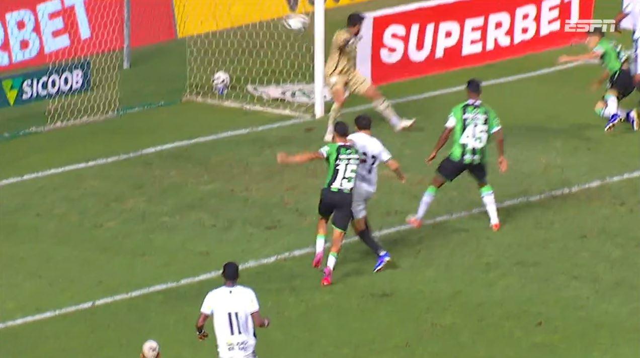 Lugar errado na hora errada? Segundo gol do Athletic foi contra de Luca Sosa, zagueiro do América-MG
