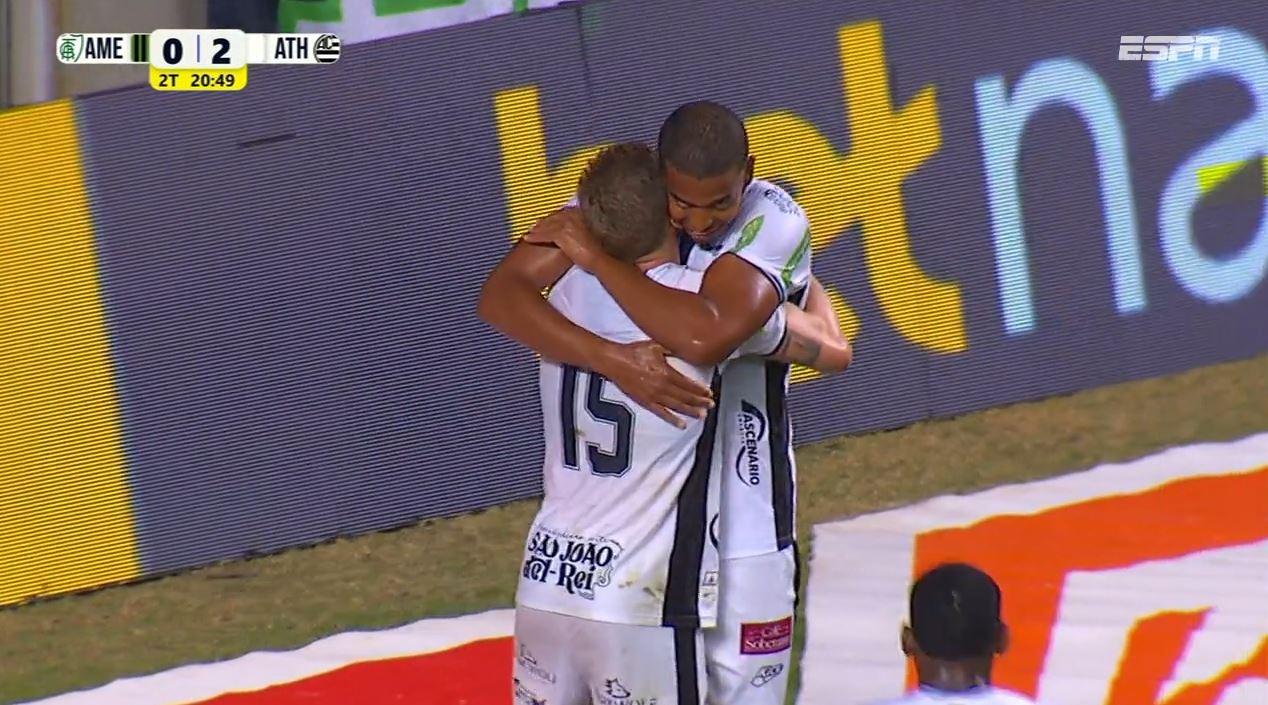 Virou passeio! Carlinhos anota o terceiro gol para o Athletic contra o América-MG