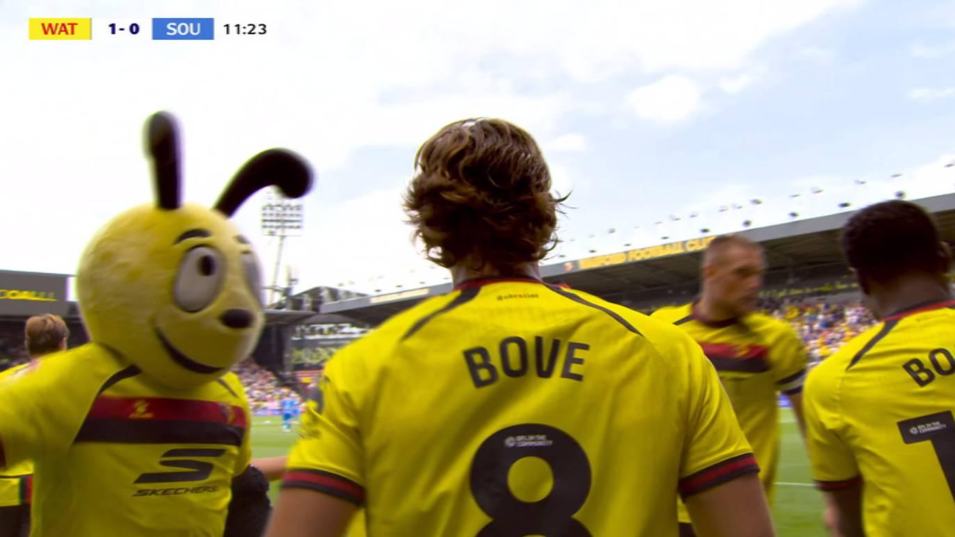 Gol do Watford! Iker Bravo aproveita vacilada da defesa do Southampton, abre o placar e comemora com mascote