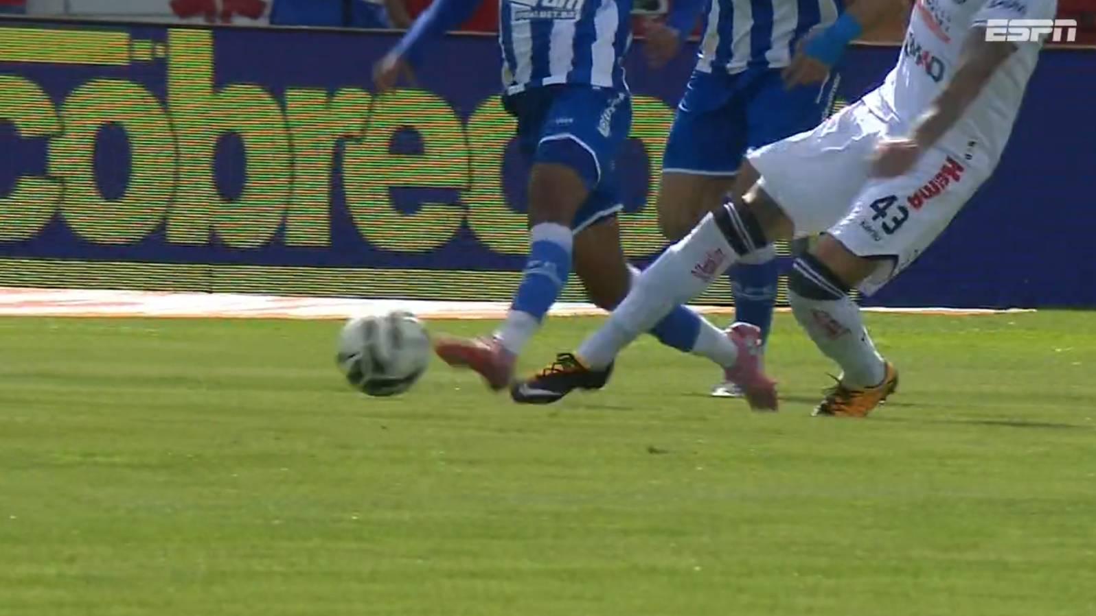 Pênalti para o Avaí! Defesa do Operário vacila e faz falta 'boba' na área logo no início do jogo na Série B