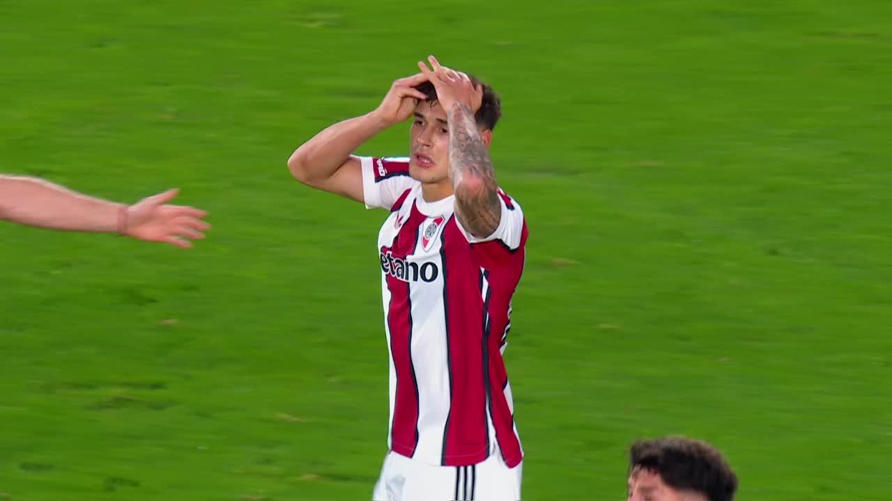 ¡Lo tuvo Martínez Quarta! Centro de Almada, testazo y chance de River