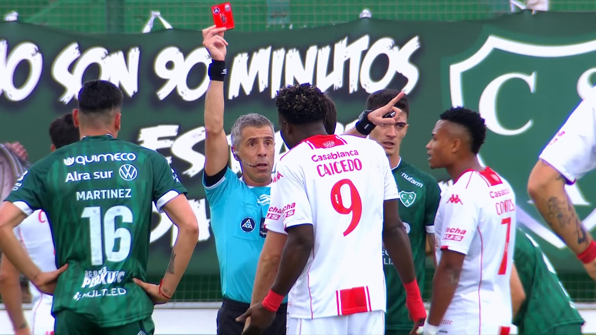 Imprudencia total: Jordy Caicedo vio la roja por un cabezazo