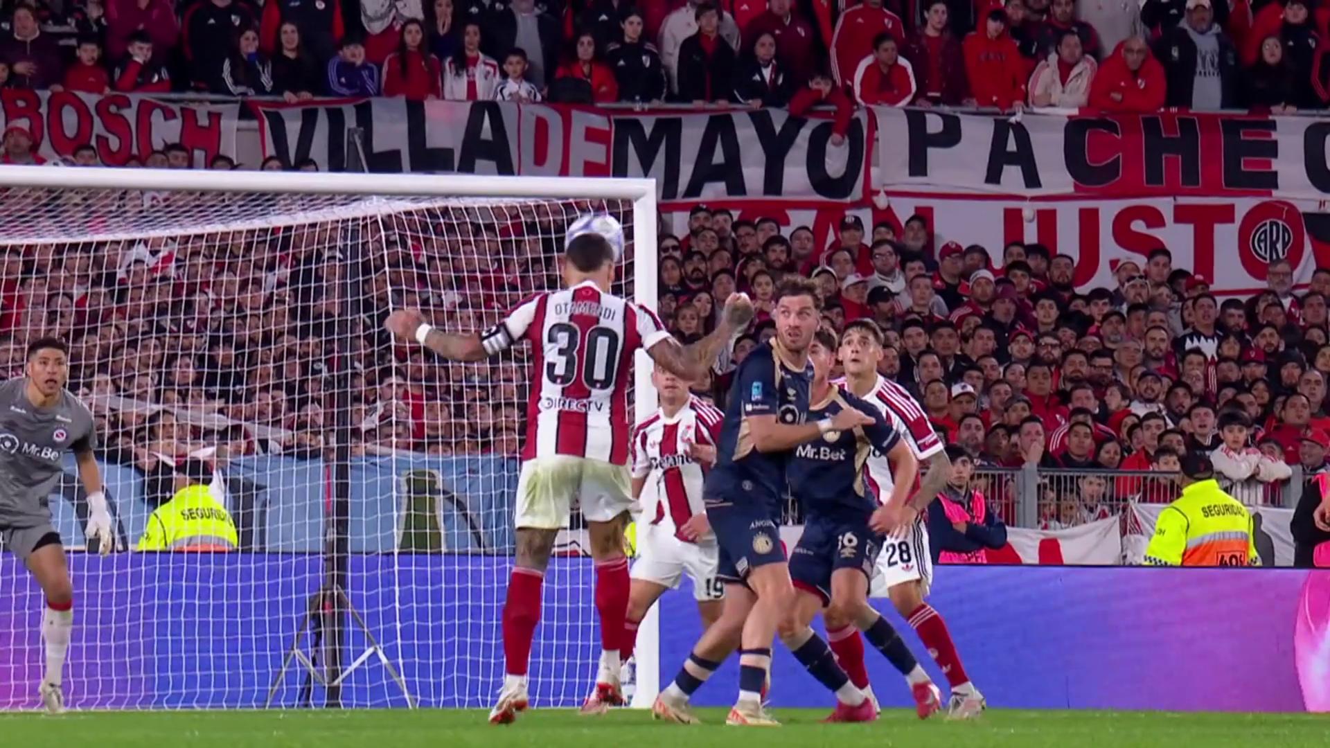 ¡Era un golazo de Otamendi: el capitán reventó el palo con un gran cabezazo!