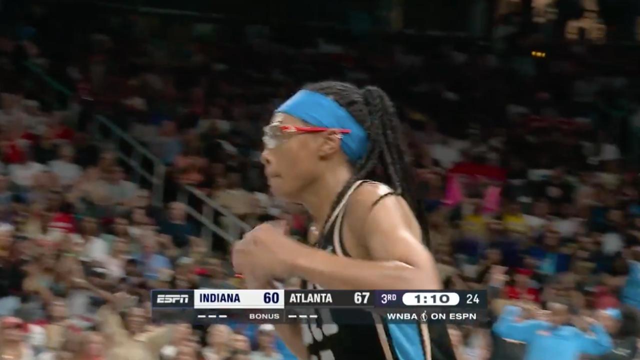 Allisha Gray conecta el triple
