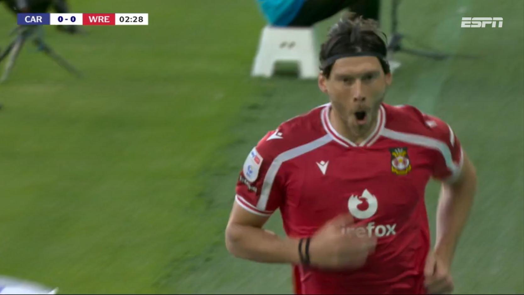 Gol do Wrexham! Moore recebe ótimo passe de Imray e enche o pé para abrir o placar contra o Cardiff City