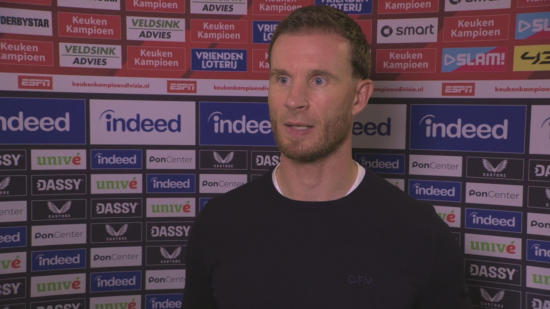 Otten over rode kaart Dundas: "Hij benadeelt het hele stadion hiermee"
