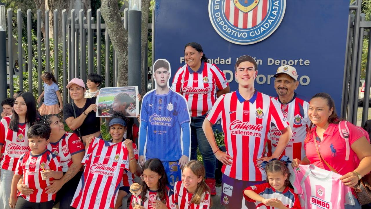 La afición de Chivas con sentimientos encontrados tras la posible salida de la Hormiga