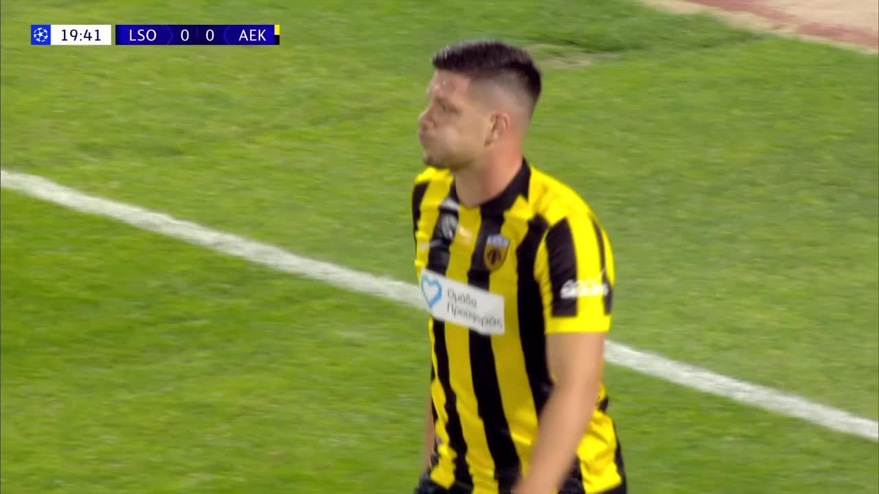 ¡El travesaño le negó el gol a Luka Jovic! Se salvó Levski