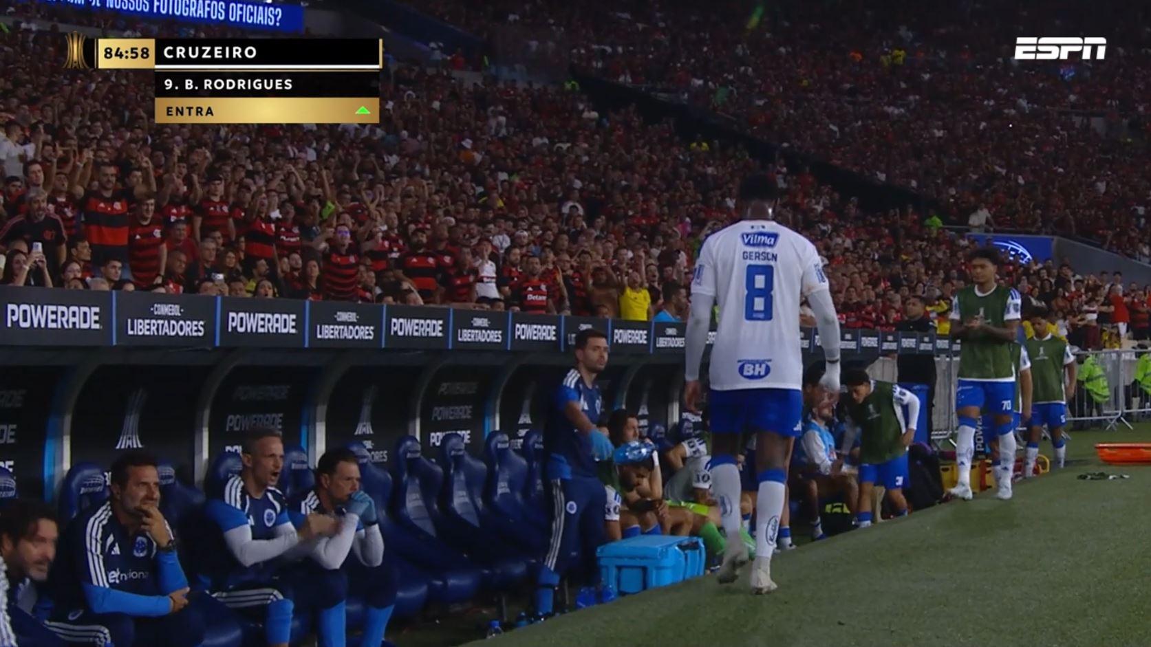 Gerson recebe muitas vezes ao ser substituído em Flamengo x Cruzeiro; VEJA