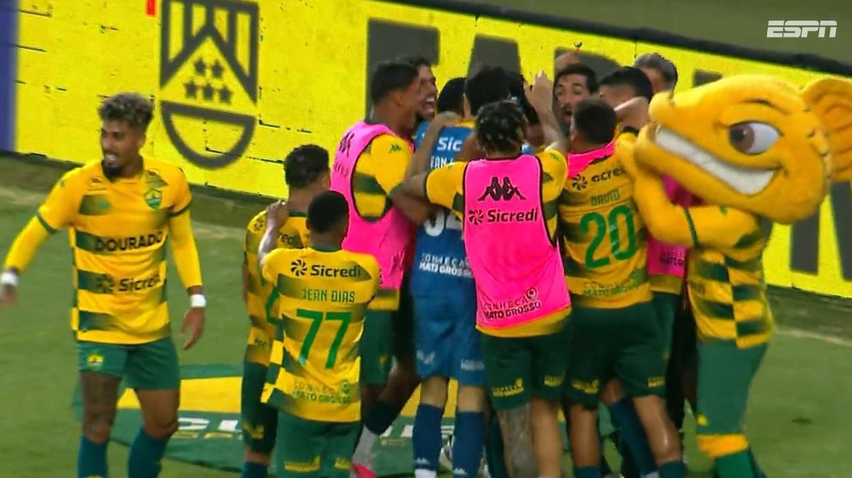Gol do Cuiabá! Wesley Dias finaliza cruzado, conta com a sorte e 'ajuda' da trave e marca contra o Operário