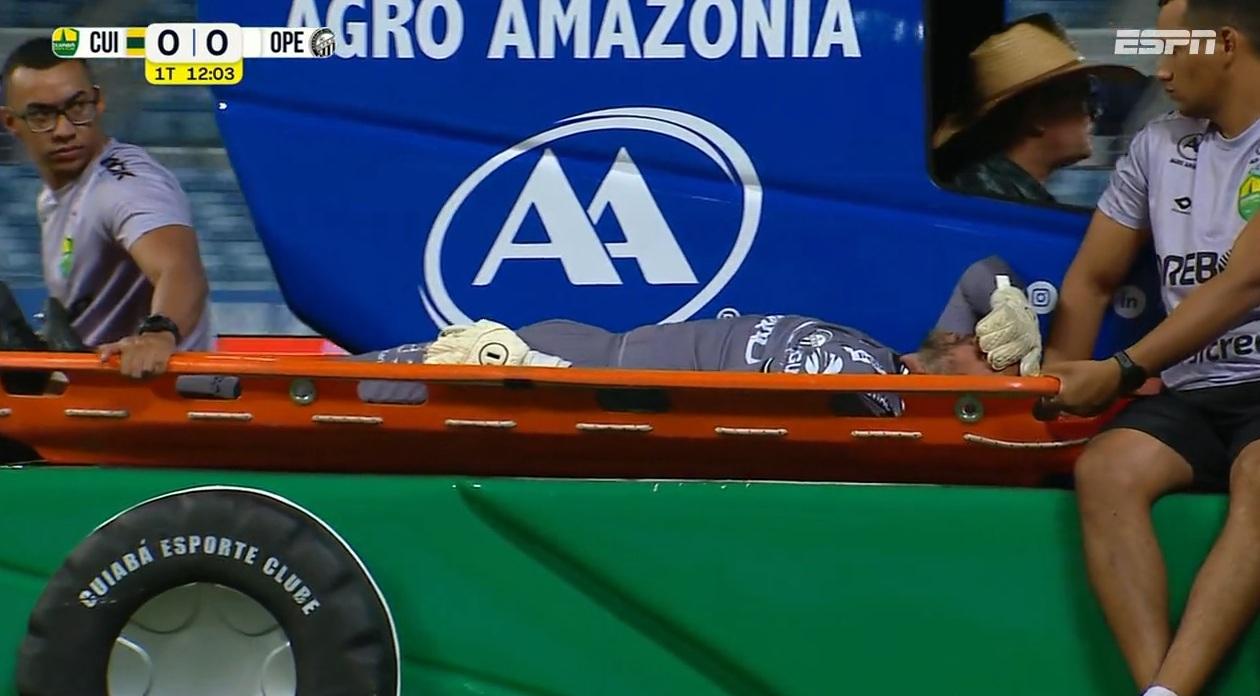 Que azar, goleirão! Vagner tromba com atacante do Cuiabá, sente lesão e precisa sair de maca na Série B