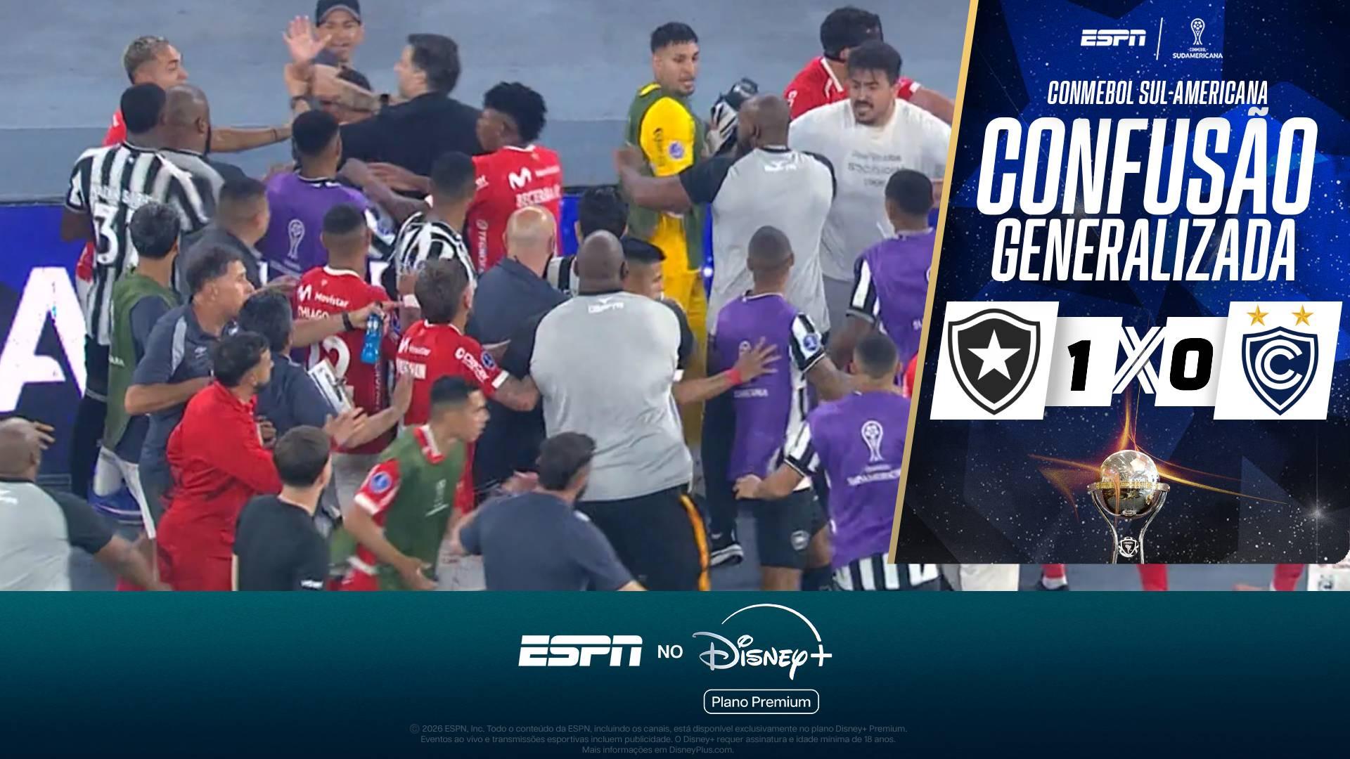 Jogadores do Botafogo partem para cima do técnico do Cienciano após eliminação na Sul-Americana