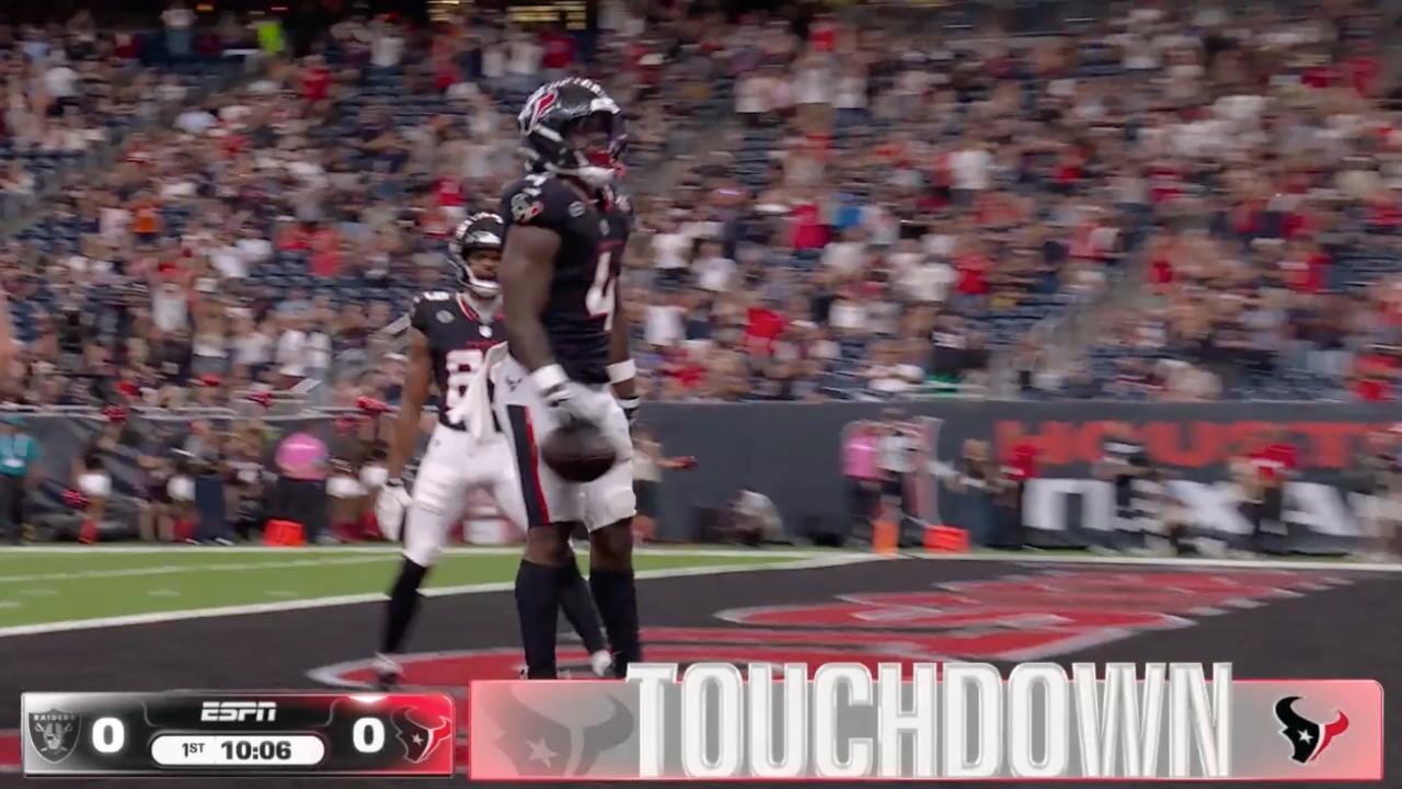 Woody Marks arrolla a los defensores para anotar un touchdown de los Texans.