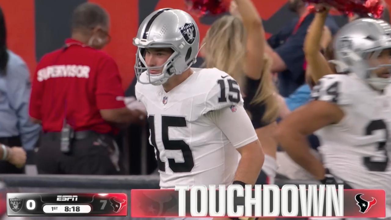 Fernando Mendoza lanza una intercepción devuelta 80 yardas para touchdown y los Texans toman ventaja de 14-0.