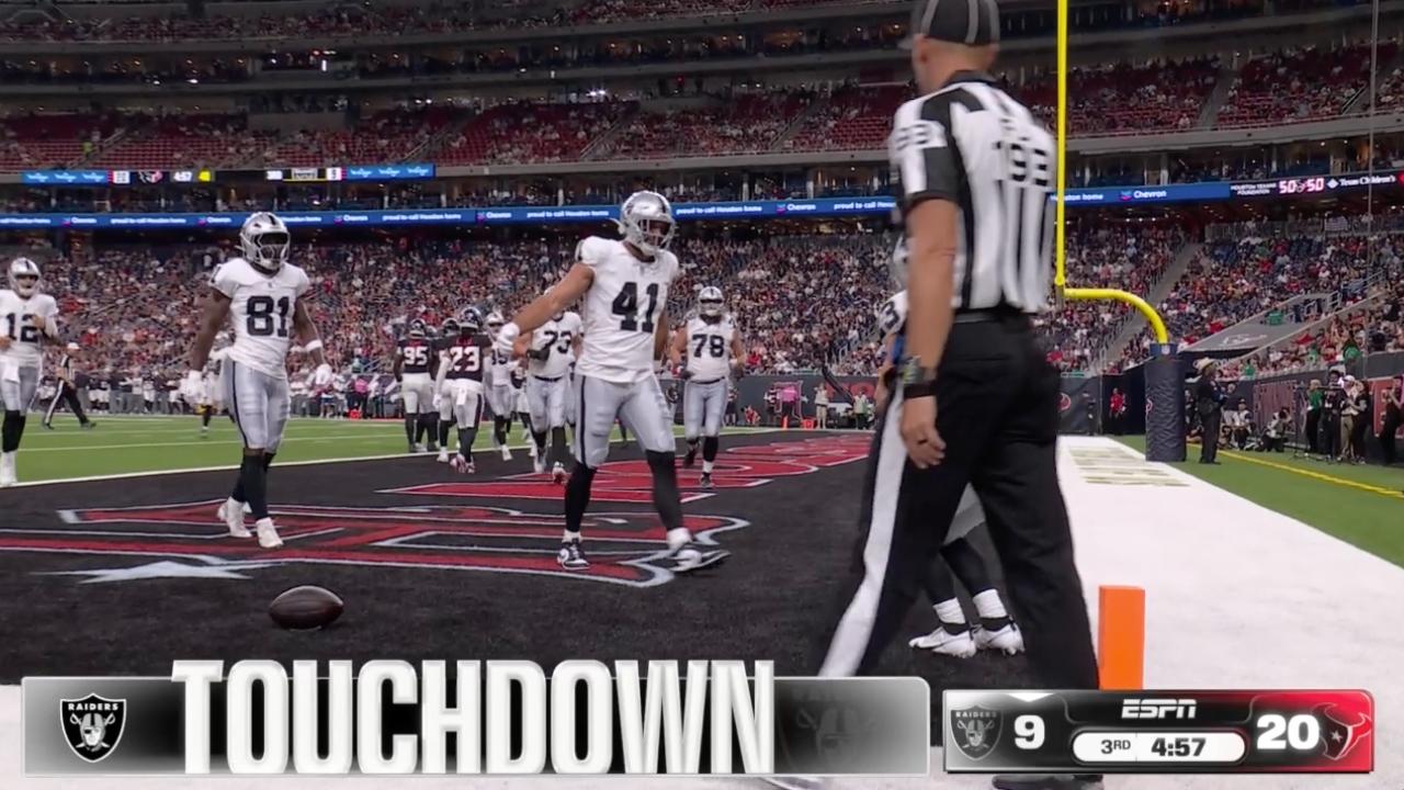 Dylan Laube llega tranquilamente a la zona de anotación para los Raiders.