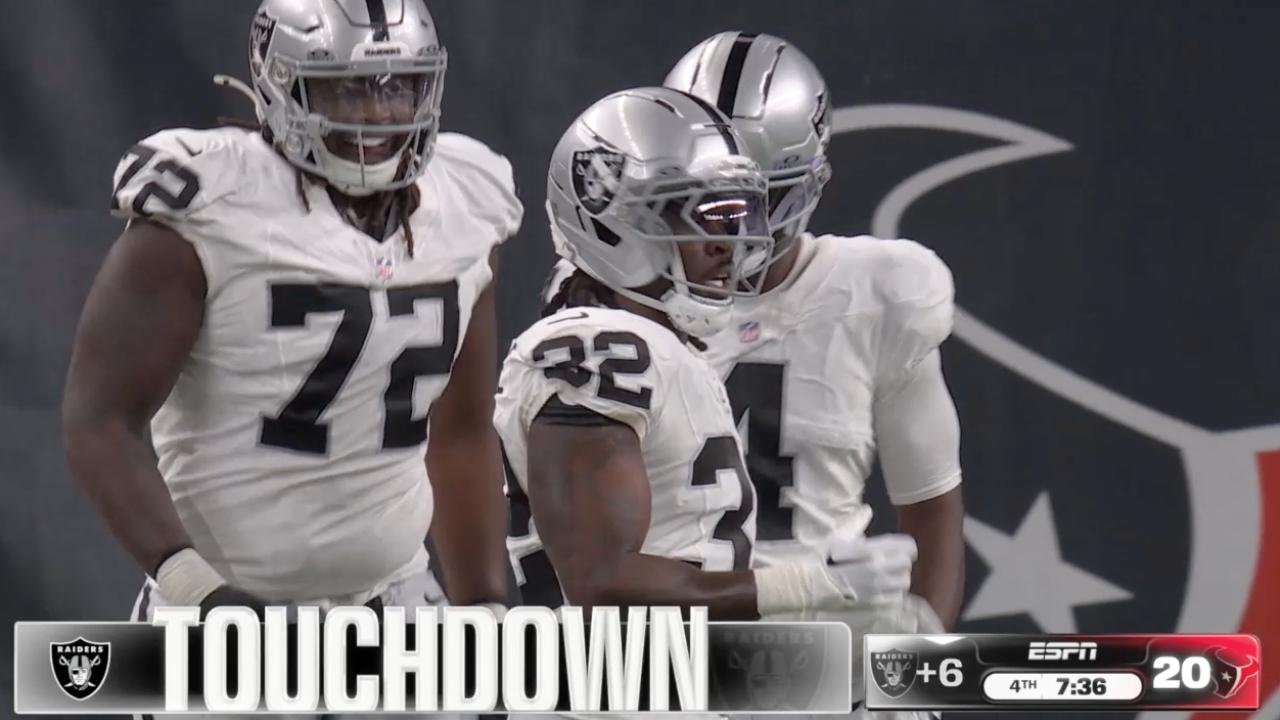 Dare Ogunbowale se arrastra hasta la zona de anotación para el touchdown de los Raiders.
