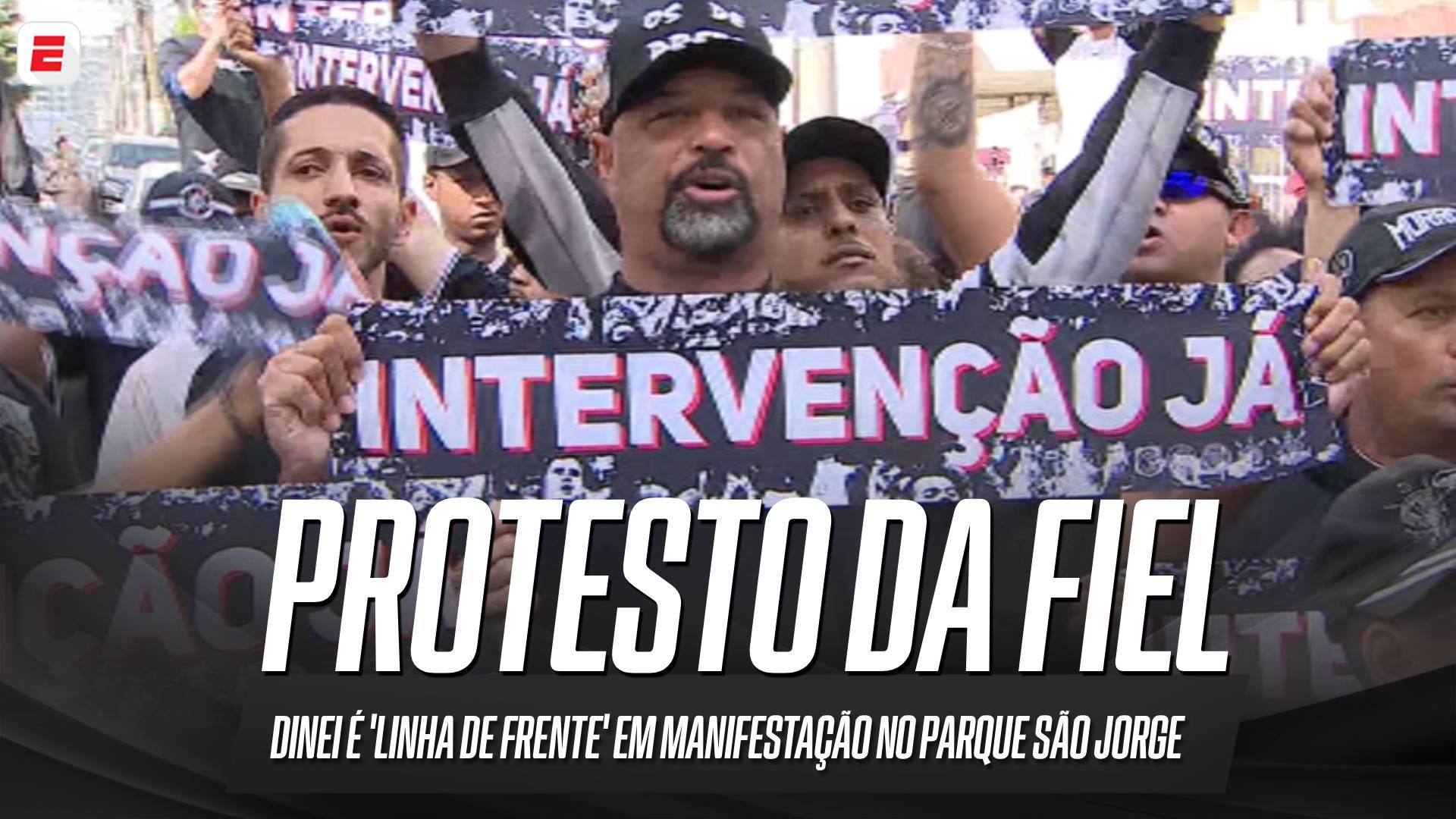 Tricampeão brasileiro pelo Corinthians, Dinei participa de protestos da torcida contra a diretoria