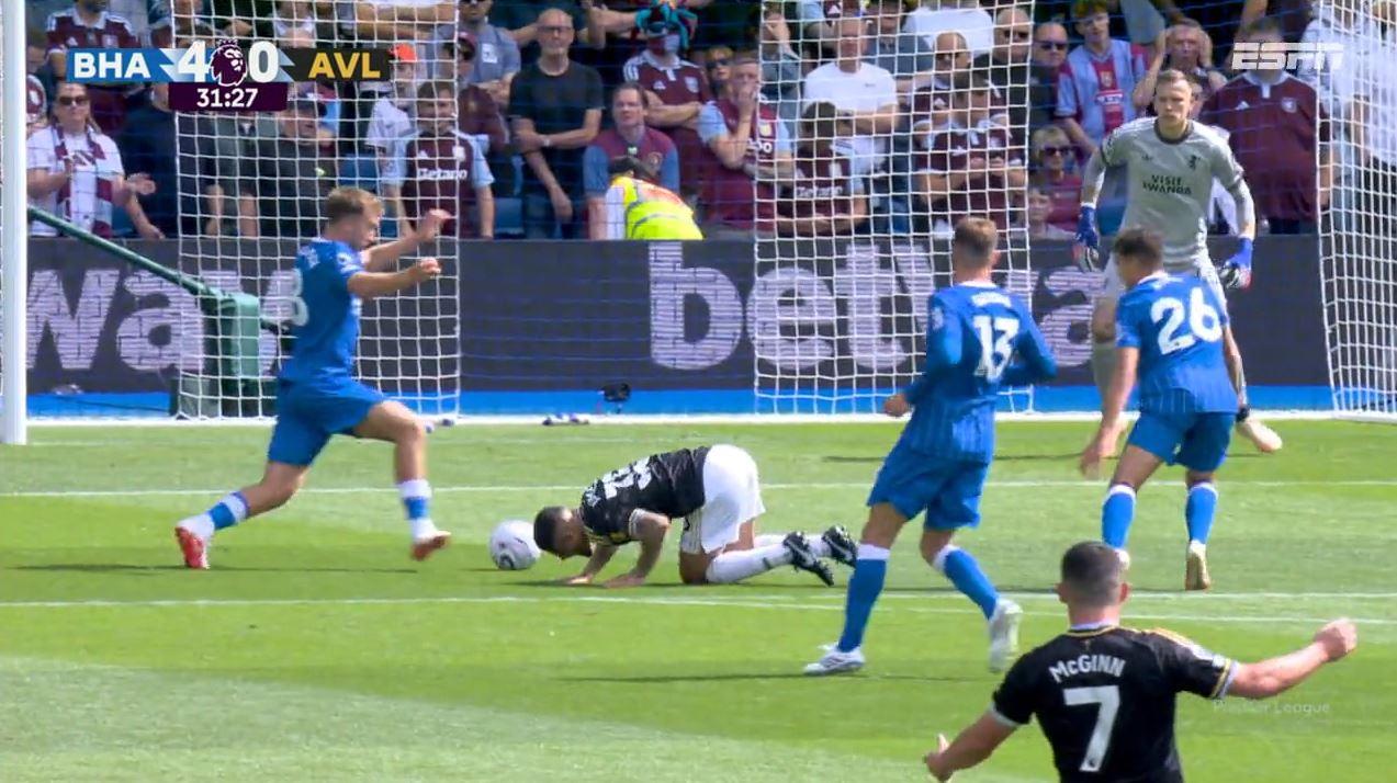 Gol do Brighton! Hinshelwood aproveita falha bizarra de João Gomes para anotar o quarto contra o Aston Villa