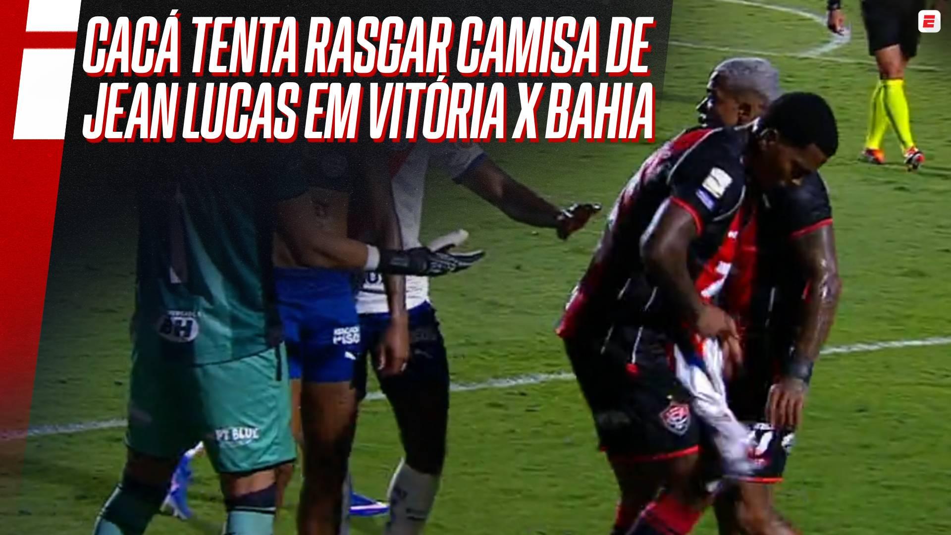 Cacá tenta rasgar camisa de Jean Lucas após jogador marcar em Vitória x Bahia; VEJA