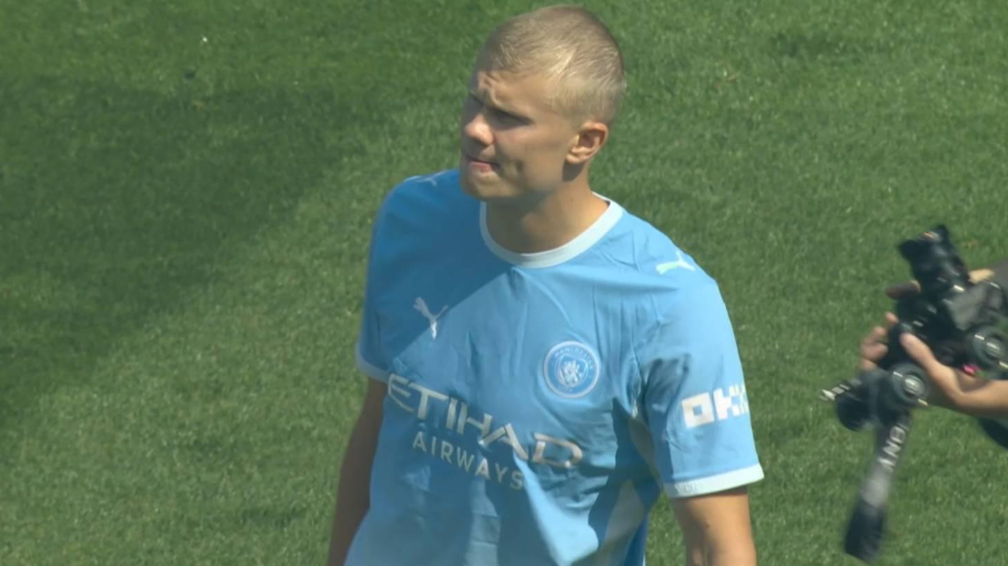 Haaland, com novo corte de cabelo, é titular na estreia do Manchester City na Premier League