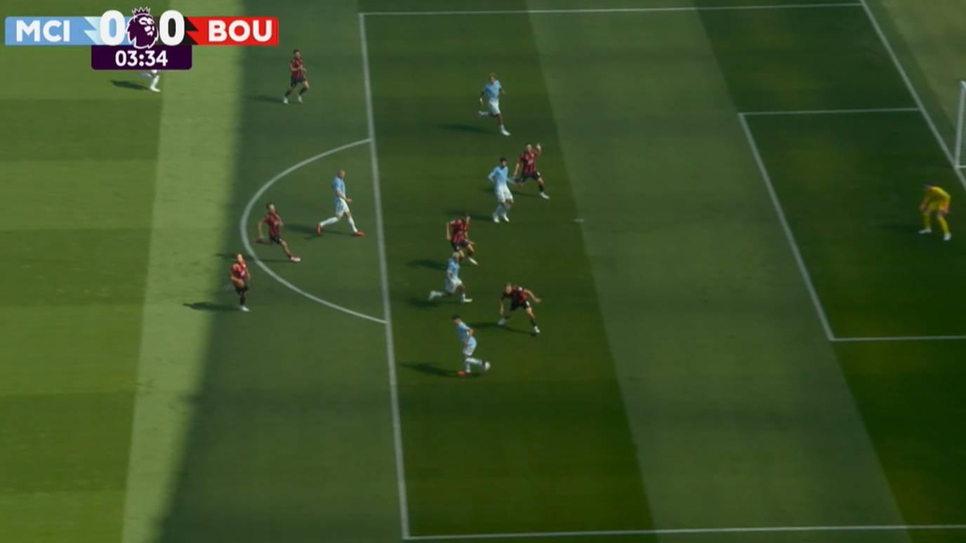 Haaland arranca pelo meio e aciona Foden, que dá lindo toque de letra e cria grande chance para o City